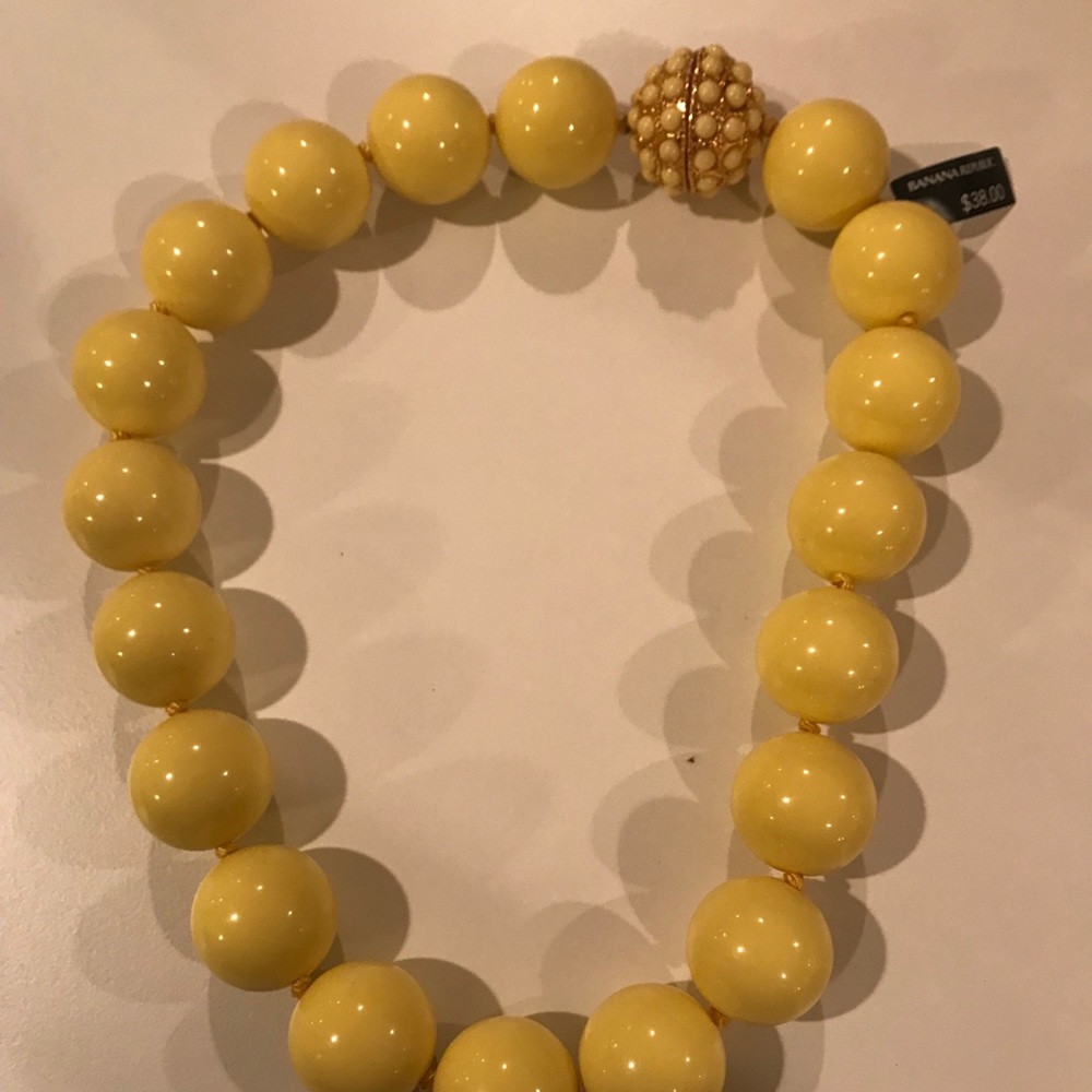 Fun chunky yellow necklace. Banana Republic.